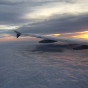 Tragfläche eines Flugzeuges über den Wolken