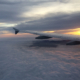 Tragfläche eines Flugzeuges über den Wolken