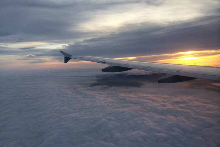 Tragfläche eines Flugzeuges über den Wolken