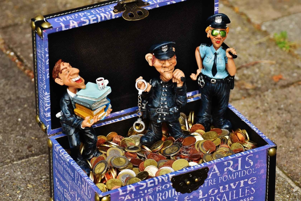 Bild einer Geldkiste mit Polizeibeamten