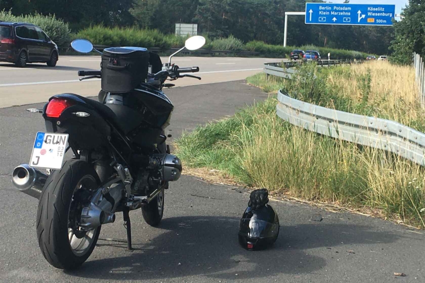 Gun-J mit dem Motorrad unterwegs